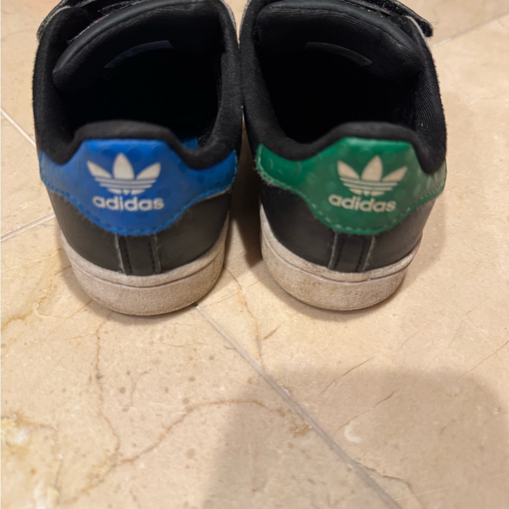 š„LIMITED EDITIONš„ Adidas LEGO collaboration - Kids Superstar, size 9C - Picture 3 of 4